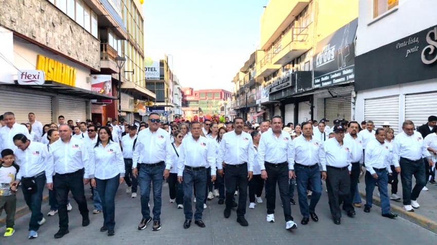 Docentes marchan en Pachuca durante el día del trabajo