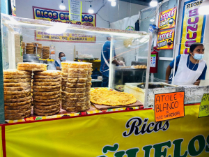 En la Feria de San Francisco Pachuca Hidalgo 2024, los asistentes disfrutan la zona gastron&oacute;mica