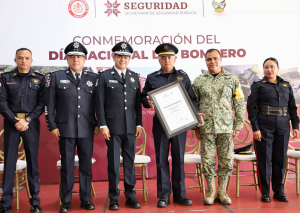 Guardia de honor y entrega de estímulos durante el Día del Bombero 