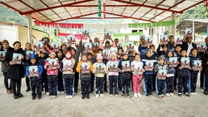 Entrega SEPH gaceta biling&uuml;e&nbsp;realizada por estudiantes de Calnali&nbsp;